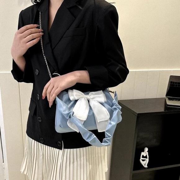 Light blue faux leather shoulder bag / crossbody with large bow detail | NWT - Picture 2 of 6